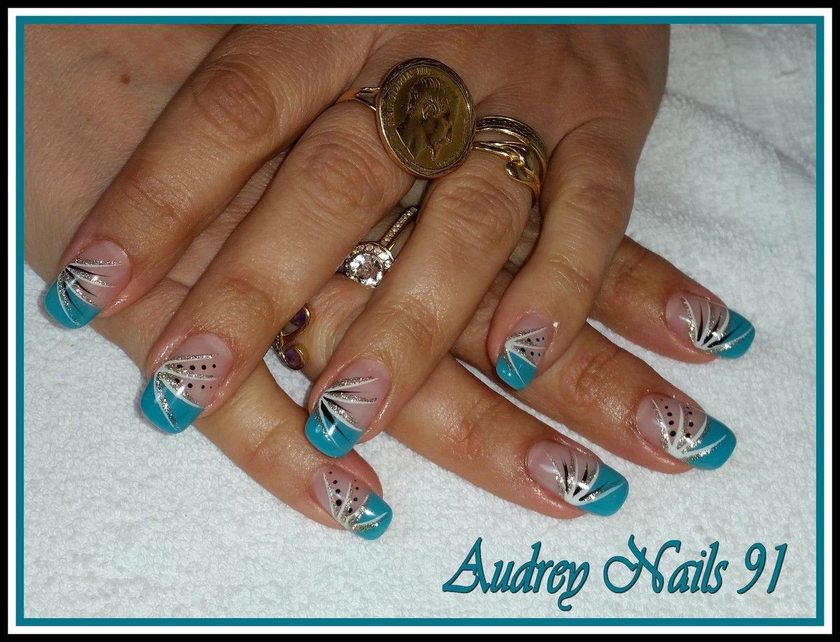 Manucure Bleu Turquoise Et Blanc French bleue turquoise + déco en épis noir, blanc et doré - Les Ongles  d'Audrey 91