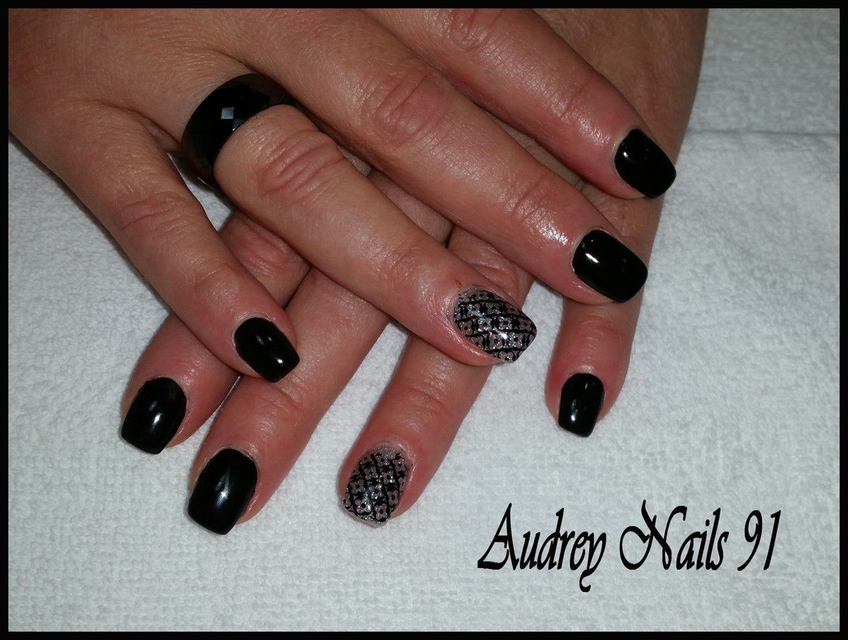 ongles en gel noir