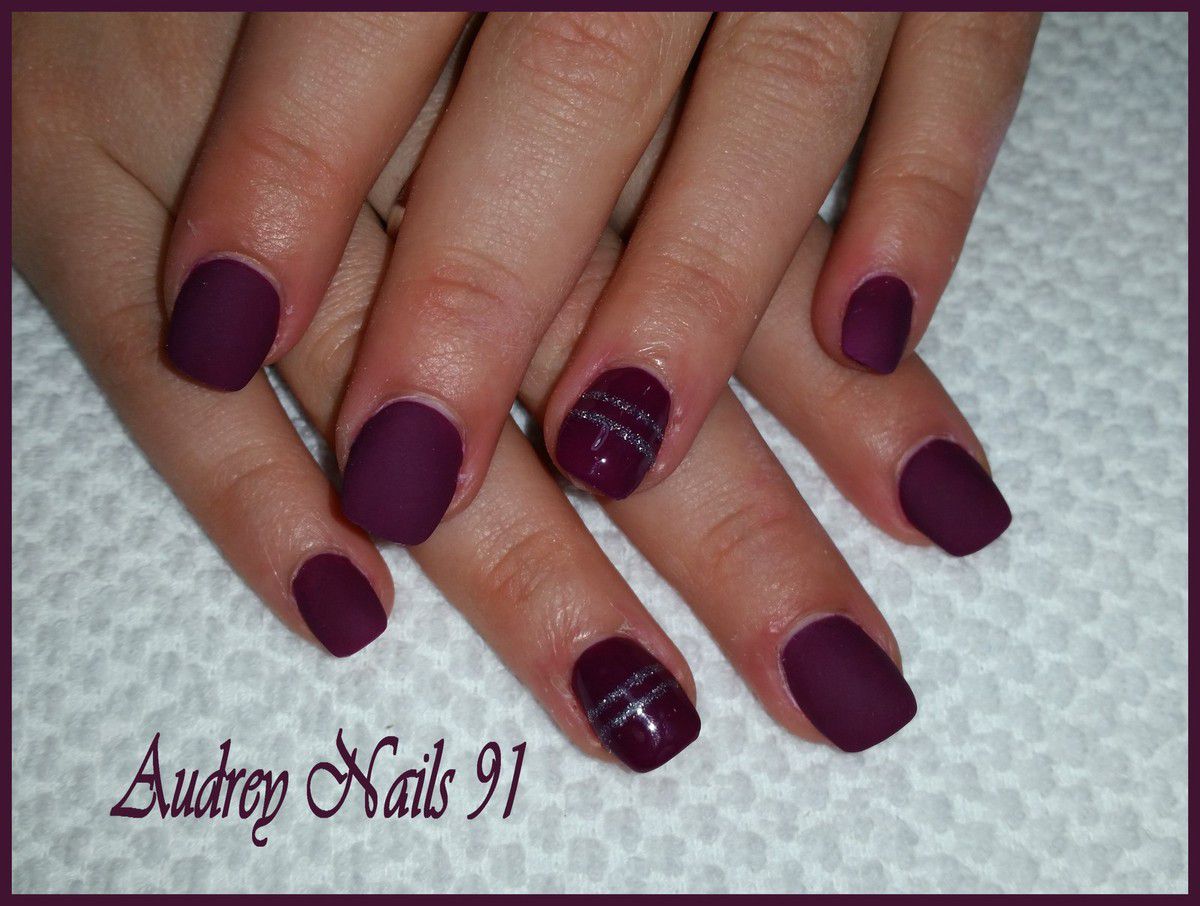 Gel de couleur violet prune effet mat - Les Ongles d'Audrey 91