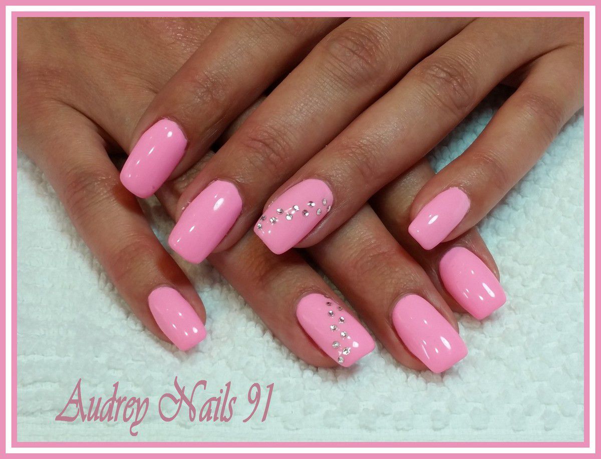 Gel de couleur rose candy + strass - Les Ongles d'Audrey 91