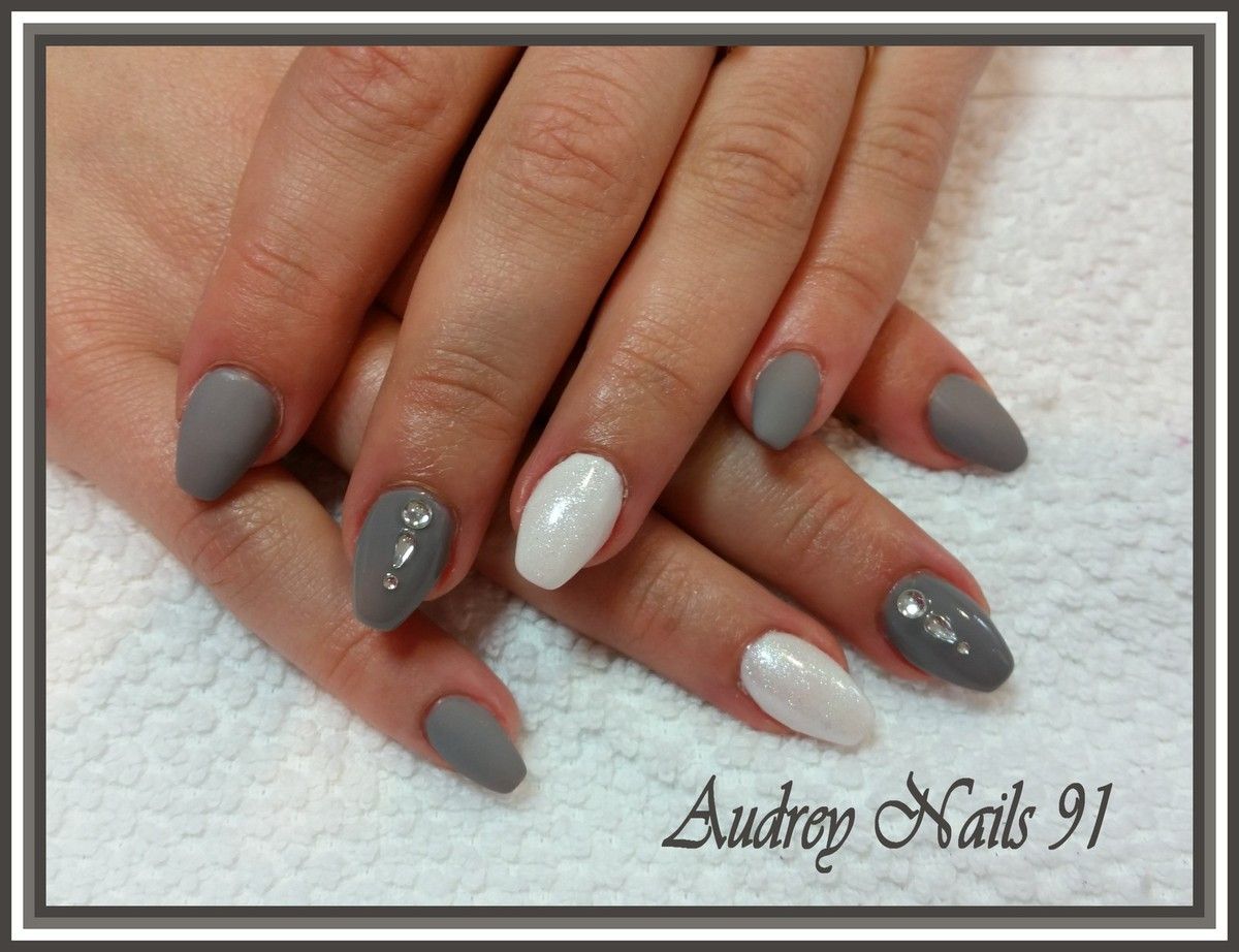 Gel de couleur gris et blanc finition mat brillant et scintillant + strass