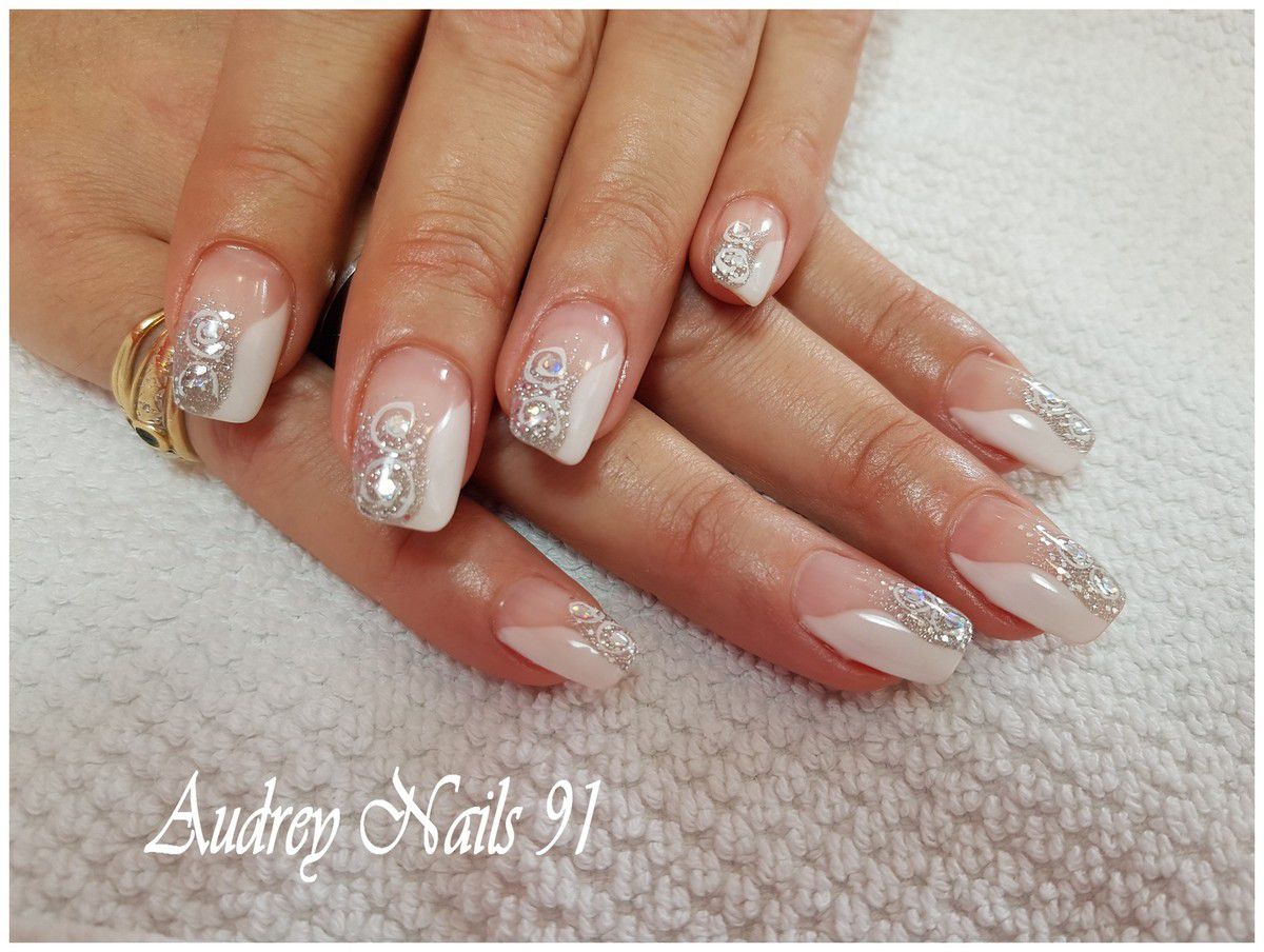 Nail art en gel uv blanc et argent pailleté + arabesques blanches - Les  Ongles d'Audrey 91