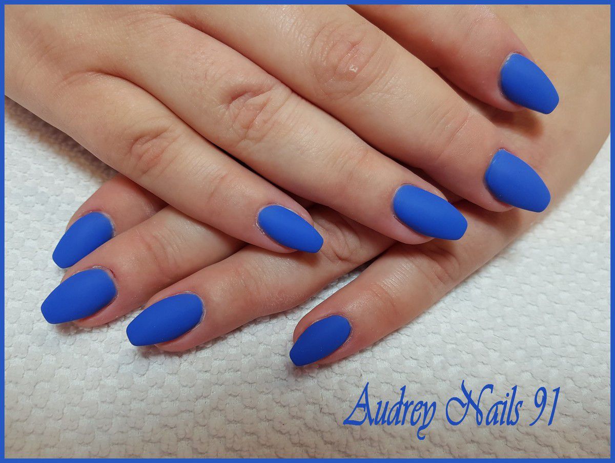 Gel uv de couleur bleu azur effet mat - Les Ongles d'Audrey 91