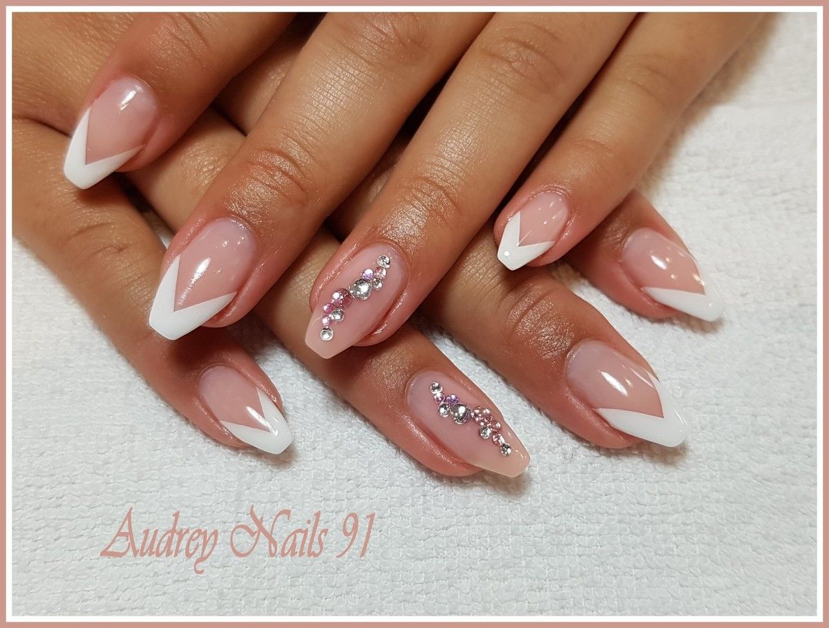 French en gel uv de couleur blanche en V sur ongles en forme ballerine +  vague de strass - Les Ongles d'Audrey 91