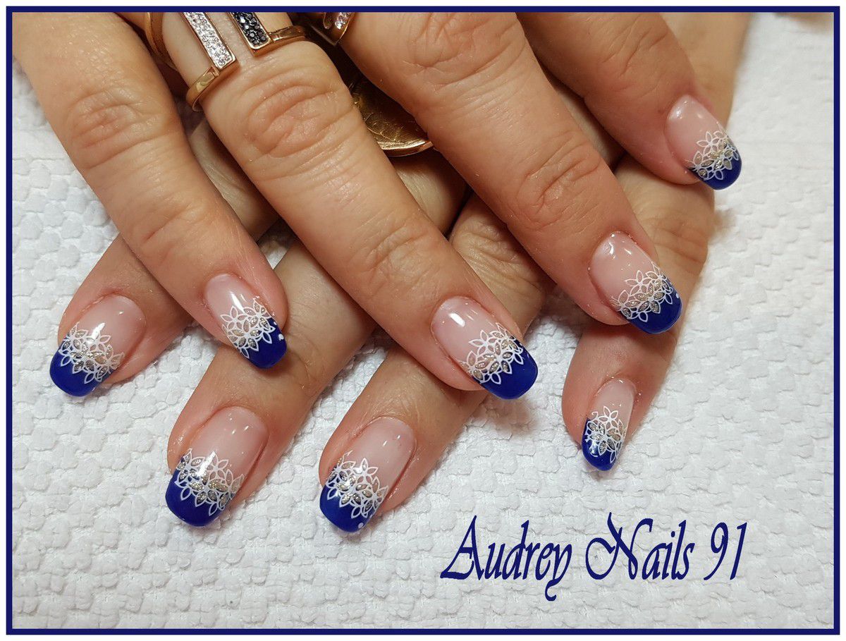 French en gel uv de couleur bleu roi + stamping couronne de fleurs blanches  - Les Ongles d'Audrey 91