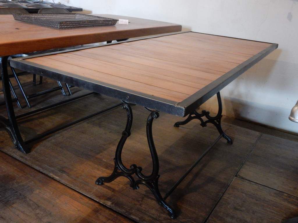 TABLE DESIGN INDUSTRIEL - PIEDS EN FONTE - PLATEAU HÊTRE ANCIEN : -  GEONANCY - Design