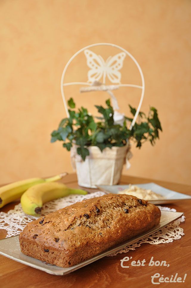 Banana bread aux pépites de chocolat, purée d'amande complète et amandes effilées (healthy et vegan)