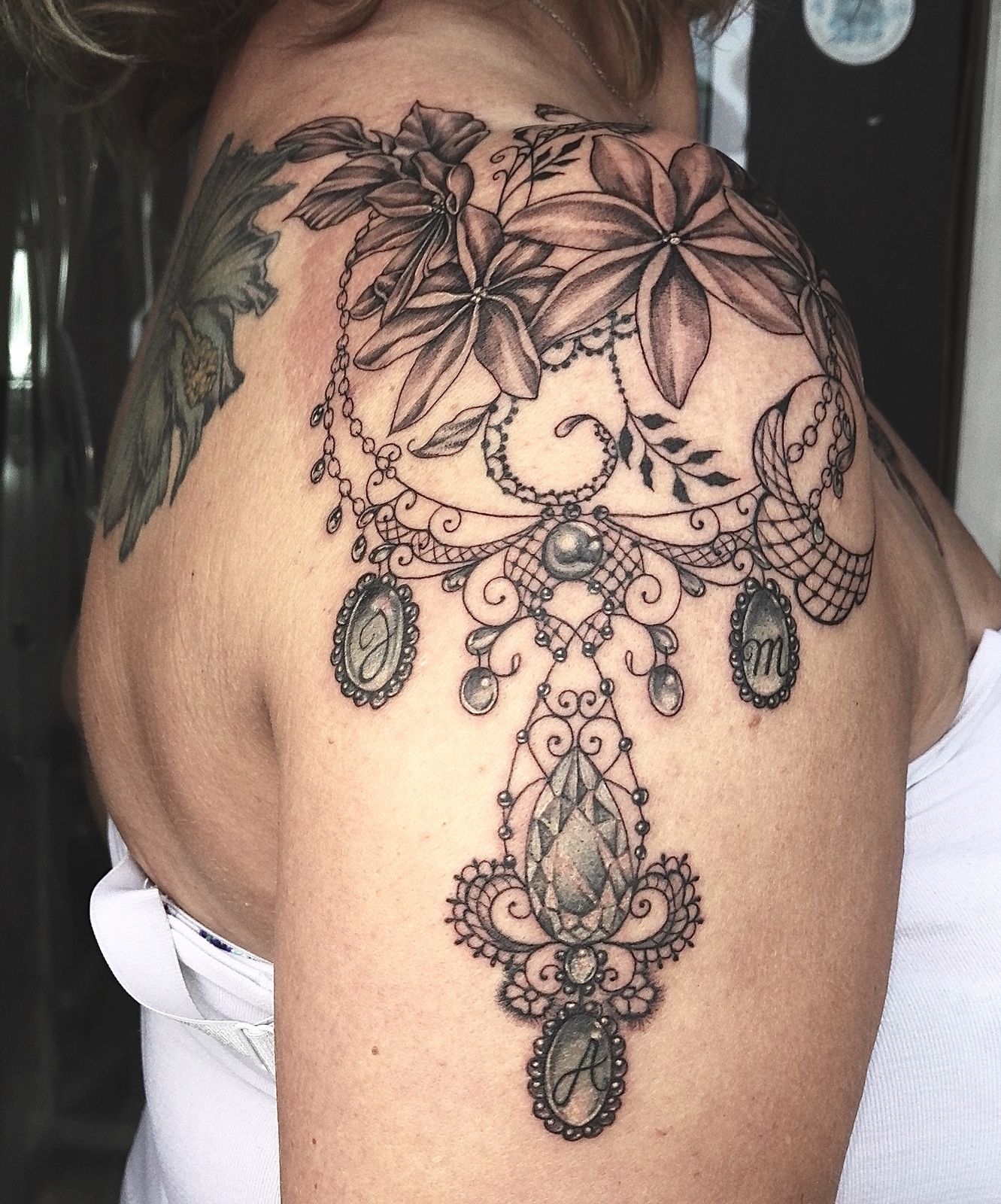Tatouage Gant De Boxe Significatif tatouages clavicule - au dessus poitrine - Célink Tattoo Shop Privé landes  ( 40 )