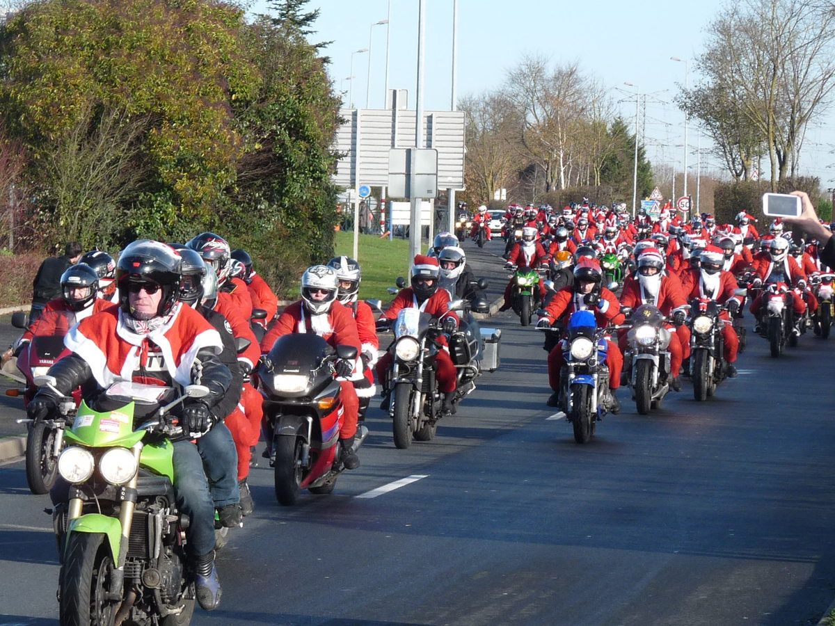 Un dimanche avec les Pères Noël à moto à Tours ! pour le Noël des enfants hospitalisés ! Environ 470 motards ont répondu présents !