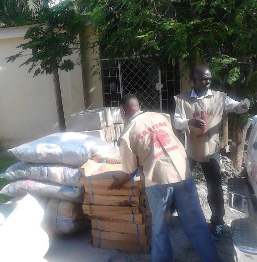 @Des egants de Caritas Congo déchargent du riz pour le Pool