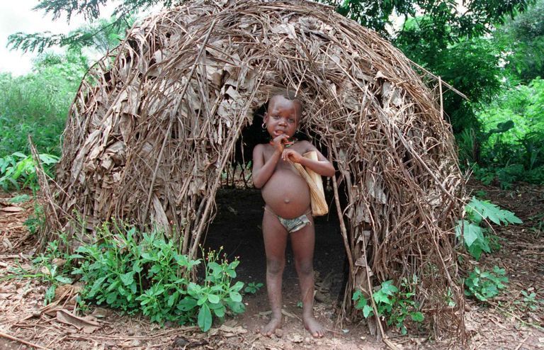 @Enfant autochtone dans une hutte loin du grand village