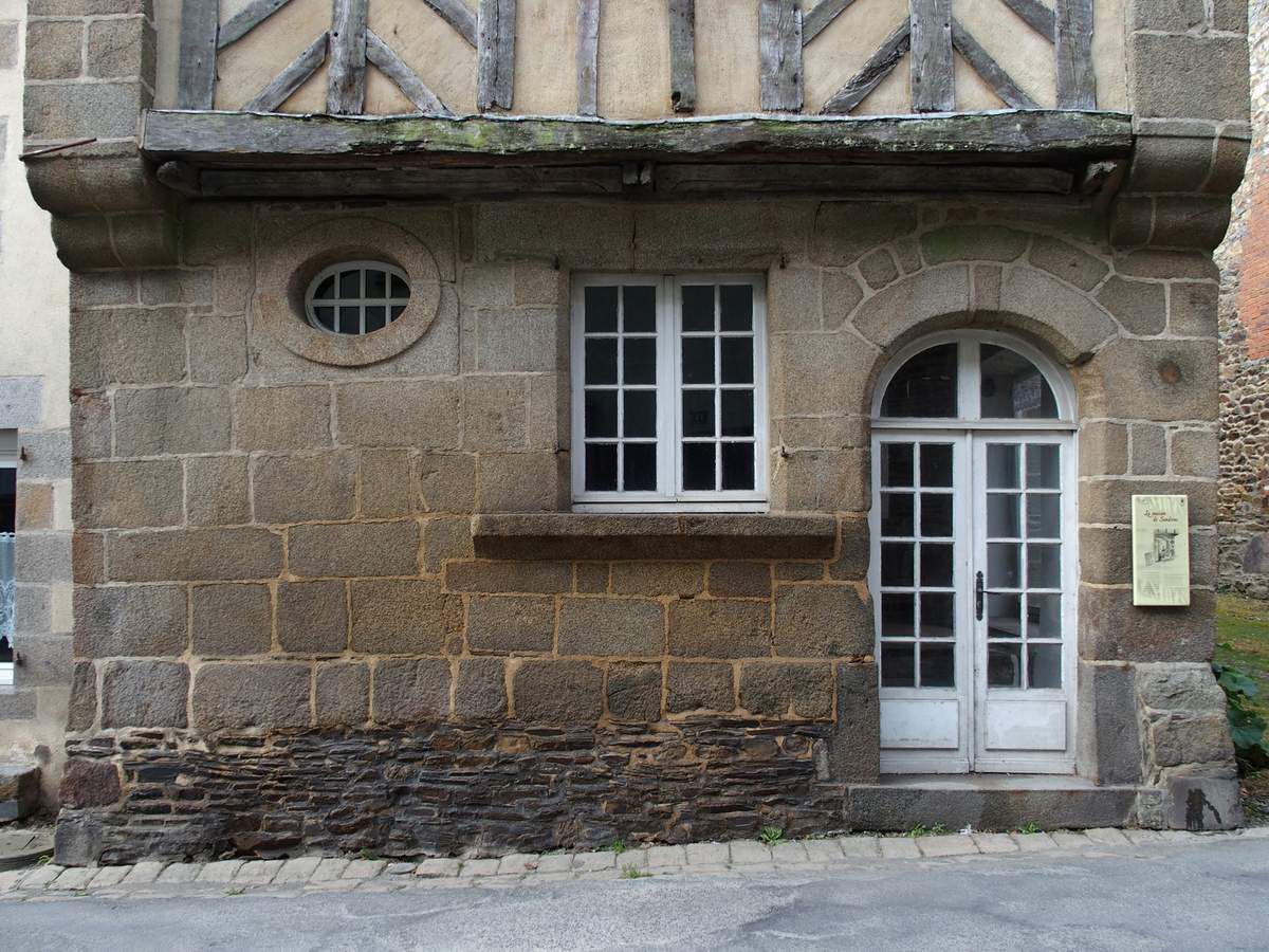 La maison de Sandrine, à colombages et encorbellement, date du XVIIe soiècle..
