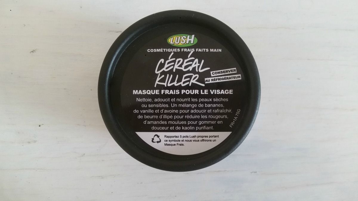 Le massage de la personne le masque pour la sortie de la peau