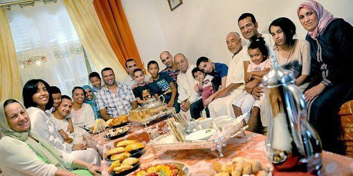 Résultat de recherche d'images pour "repas en famille pendant le ramadan"