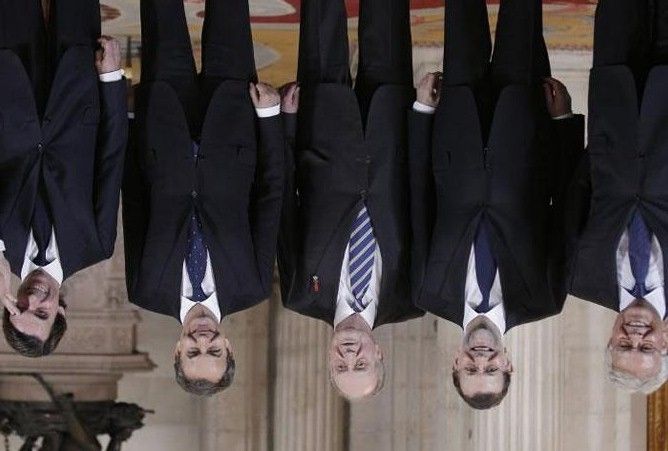 ¿De qué se rien estos mamarrachos? - ¿Donde está el billón de euros de la deuda? ¡Castigados cabeza abajo!