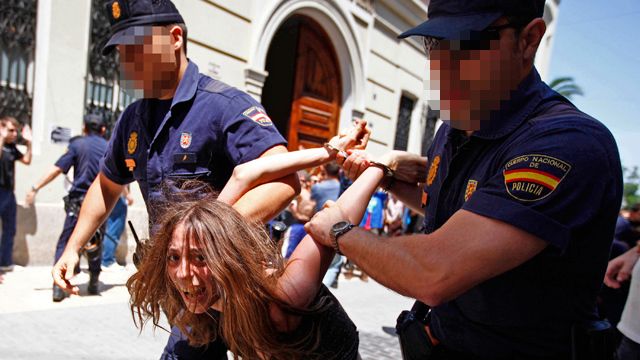 España: Seis policias asesinan a un ciudadano en Cartagena - A los detenidos del 15M les piden 74 años de carcel - Y a miguel angel flores asesino de las cinco niñas del Madrid Arena 4 años - Los del saqueo de Caja Madrid se van de rositas por ahora - HdP