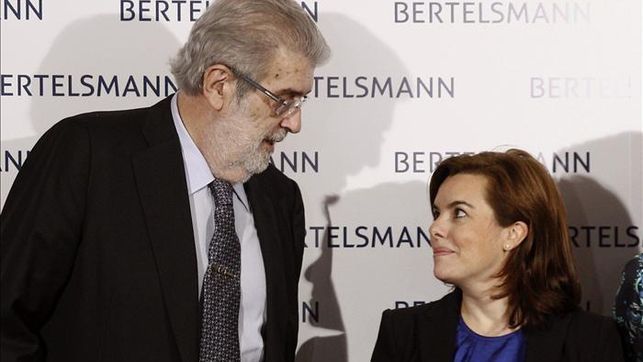 España: Berlusconi con su paolo basile - Lara Bosch con su maurizio Carlotti - Soralla Saenz de Santamaria con su juan luis cebrian - son de lo peor de la casta - Nunca las libertades en España han estado mas socabadas - Esta panda tiene secuestrado el 90% de la comunicacion audiovisual - Con ese poder y la ayuda de ese "metro y medio" de vicepresidenta ponen el "precio" a nuestra vida diaria - Oligopolio es un monopolio entre dos - Lo de PODEMOS está por ver - Lo de esta casta sucia y mafiosa está mas claro que el agua - Tomo nota
