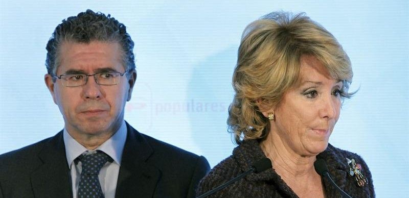 ESPAÑA: En Madrid los sicarios de esperanza aguirre siguen llenandose los bolsillos con dinero publico - En este caso es "el calvo" beltran - como se le conoce en el PP de Madrid - Mañana será bartolome gonzalez - "jefe de casting" de los elegidos por el partido para ser alcaldes - empapelado por la justicia - esperanza siempre se ha rodeado de delincuentes "ejemplares" ¡¡Vete ya!! Antes de que te eche un juez - lo mismo que a tus sicarios - entonces "los federicos" no podran ayudarte