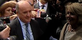 ESPAÑA: En Madrid los sicarios de esperanza aguirre siguen llenandose los bolsillos con dinero publico - En este caso es "el calvo" beltran - como se le conoce en el PP de Madrid - Mañana será bartolome gonzalez - "jefe de casting" de los elegidos por el partido para ser alcaldes - empapelado por la justicia - esperanza siempre se ha rodeado de delincuentes "ejemplares" ¡¡Vete ya!! Antes de que te eche un juez - lo mismo que a tus sicarios - entonces "los federicos" no podran ayudarte