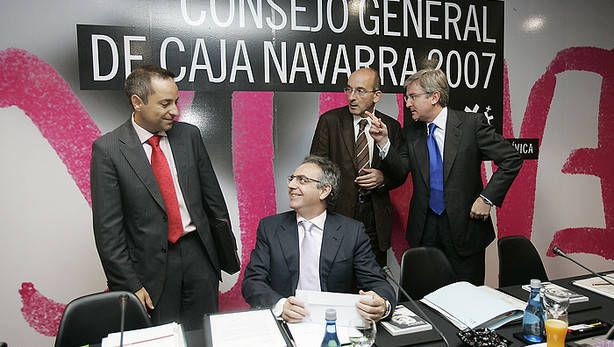 ESPAÑA: Alguién puede creer que los que nos han metido en el pozo - nos van a sacar de el - ja ja ja - Alguien piensa que un problema de deuda se resuelve endeudandonos mas - Pues si señor - lo dice F6º - No queriamos un borbón y ahora tenemos dos - "juanito" sigue con sus "corinas" y sus "negocietes" - A este "artista" lo terminan nombrando rey de Suiza - ja ja ja