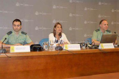 El capitán Gerardo Suárez, miembro de la Comandancia de la Guardia Civil de Navarra; Belén Crespo, directora de la AEMPS; y el teniente coronel Luis Peláez, responsable de la Unidad Técnica de Policía Judicial de la Guardia Civil.