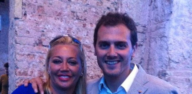 ESPAÑA: Loles León reacciona a ésta foto de Albert Rivera y "Velén EsteVan": "Retrógrado" y "cavernícola" le llama - Quizas Albert Rivera no sepa que esta "tiparraca" es la protegida de Collboni y Oscar Cornejo - ambos capos de "La Fabrica de la Tele" - El primero Collboni es el cabeza de lista de la Psoe al Ayto de Barcelona - Jamas veremos a Collboni en campaña electoral fotografiado con" Velén EsteVan" - ¿¡¡me entiendes!!? - Kiko Hernandez condenado por estafa - aterrorizado por un fan enamorado ja ja ja Joder que tropa