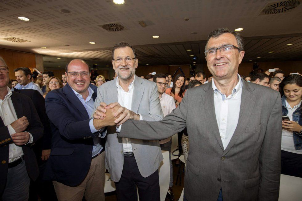 ESPAÑA: ¡¡Albert Riveraaaaaaaa! - Que coño está pasando - Otro presuntismo empapelado y van...Pedro Antonio Sanchez (PP) futuro presidente murciano con los votos de Ciudadanos - Te lo repito Albert - en las Generales te espero -- Montoro y Beteta dan marcha atras en los "regalitos" a funcionatas - Tres millones doscientos mil privilegiados - sobran mas de la mitad --