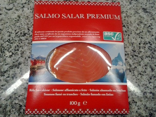 Spesa alla bottega svedese Ikea: salmone affumicato "Salmo Salar Premium",  senape dolce "SÅS SENAP & DILL" e dolce alla pasta di mandorle "SÖTSAK  DAMMSUGARE", - Il Blog di Petardo