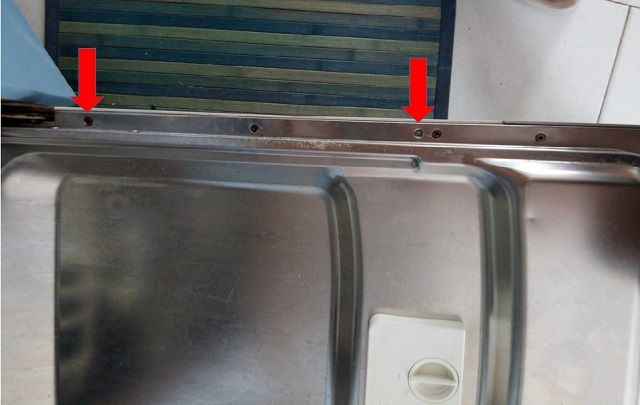 Come smontare il pannello di legno anteriore di una lavastoviglie ad incasso  - Caso Ariston LI460 - Il Blog di Petardo