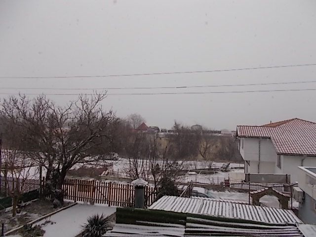 Du balcon de ma chambre avec vue sur la mer Noire au fond de l 'image (7,5 euros la nuit), à Balchik station balnéaire saturée lété et très calme à cette époque voire déserte.....ce matin moins 13...et neige