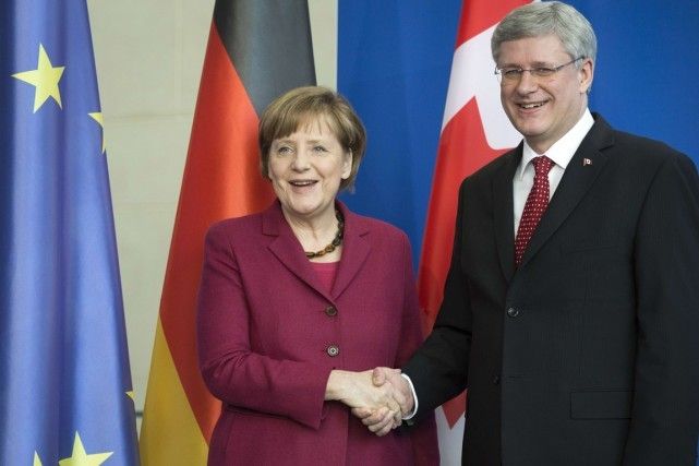 La chancelière allemande Angela Merkel et le premier ministre canadien Stephen Harper lors d'une conférence de presse organisée à Berlin, le 27 mars. PHOTO ODD ANDERSEN, AFP