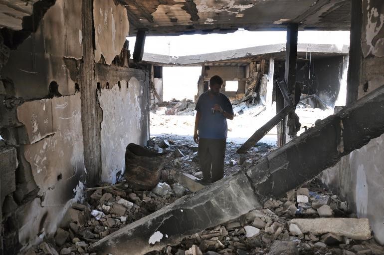 Miflih Abu Ryala contemple l'un de ses entrepôts détruits au port de Gaza, septembre © Pierre Puchot