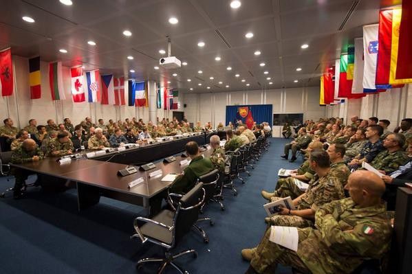 Les manœuvres se préparent au siège de l’OTAN à Naples