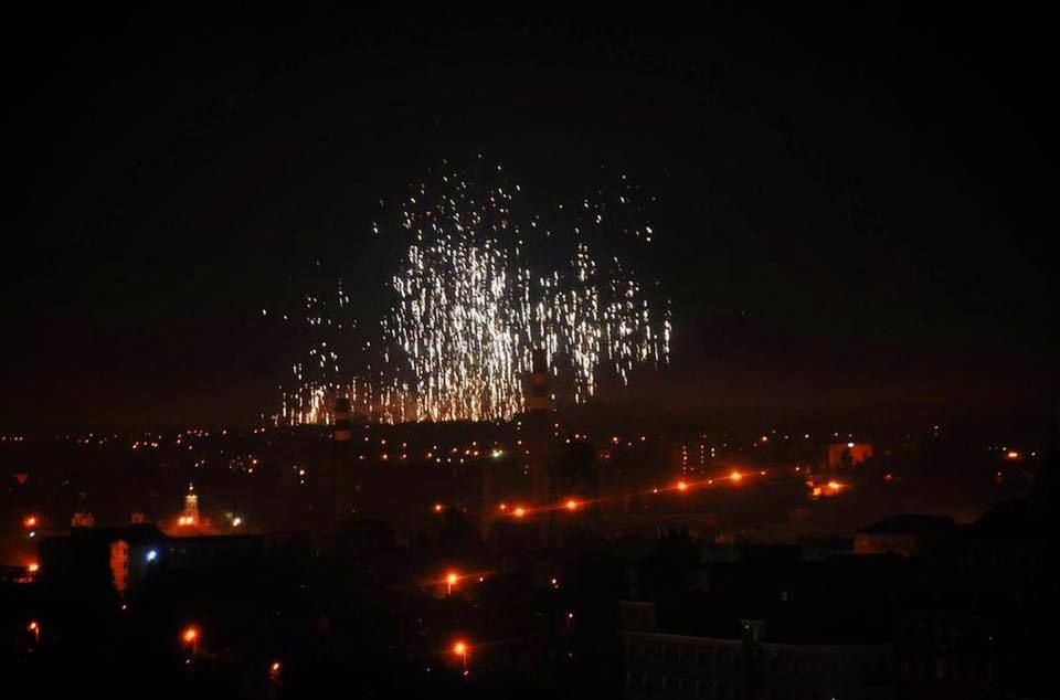 Bombes au phosphore sur Donetsk. Photo prise par Ilia Belous durant la nuit du 12 janvier 2015 sur son portable.