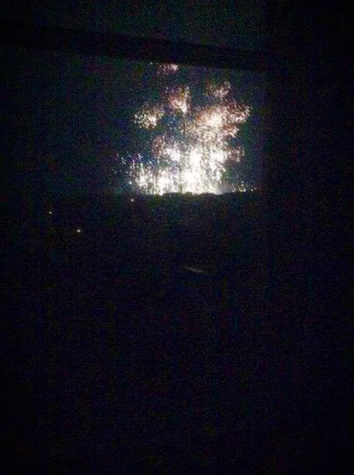 Bombes au phosphore sur Donetsk. Photo prise par Ilia Belous durant la nuit du 12 janvier 2015 sur son portable.