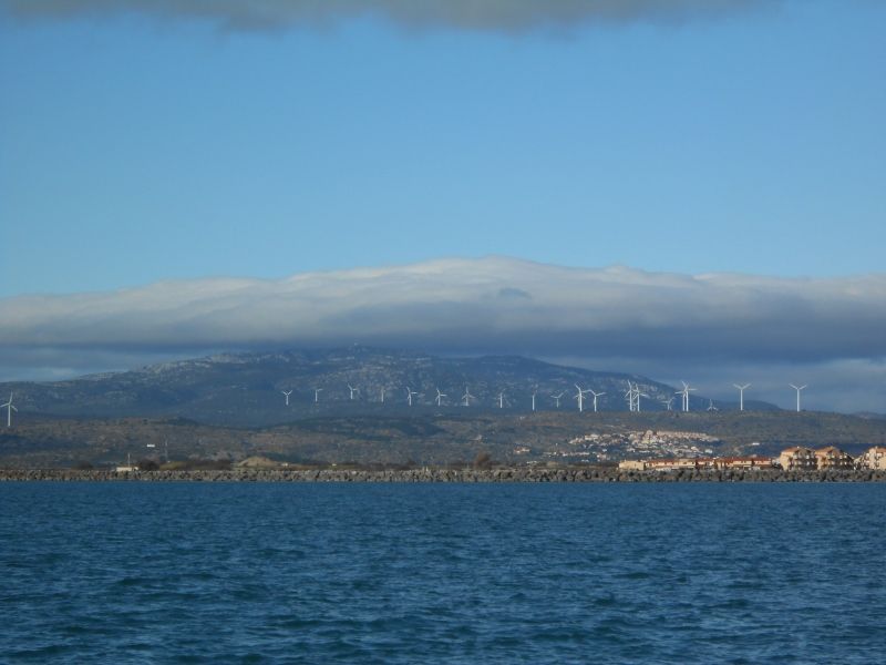 Bye Bye Port Leucate ! ville du vent (eh oui, les éoliennes ! et le Pic du Canigou enneigé dans les Pyrénées