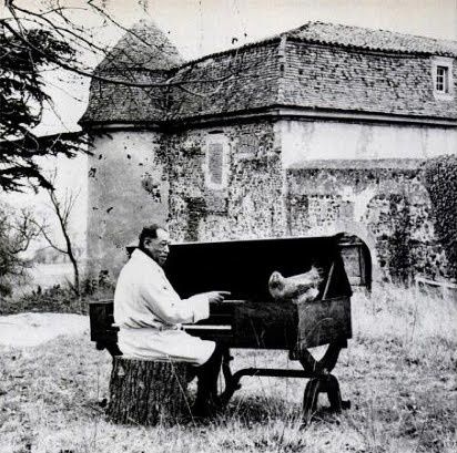 Duke Ellington au pianoforte devant le château de Goutelas