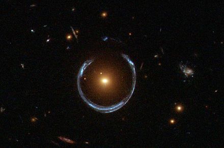 ob_03bd07_440px-a-horseshoe-einstein-ring-from-h.jpg