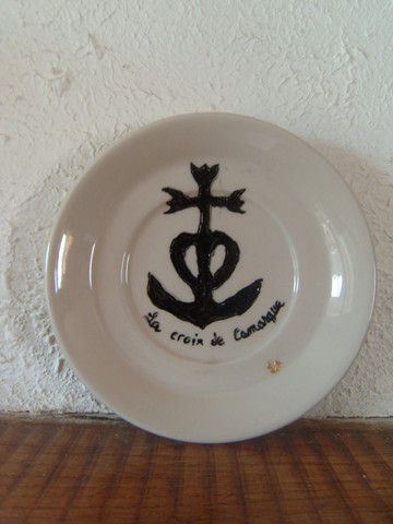 assiette porcelaine avec le symbole dela camargue