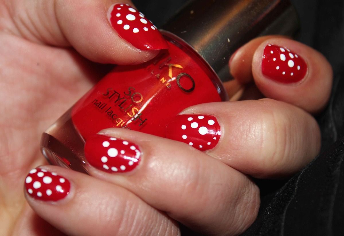 nail art à pois, nail art noel, nail art rouge et blanc