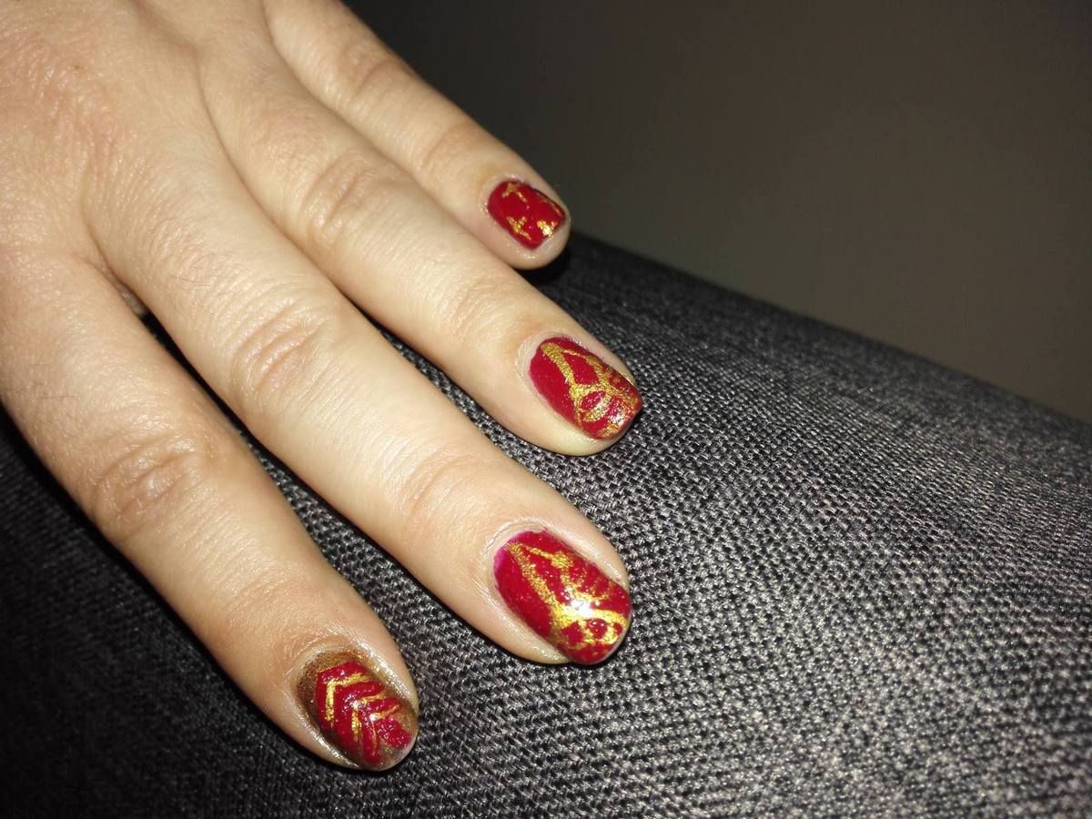nail art de noel, nail art rouge et or,