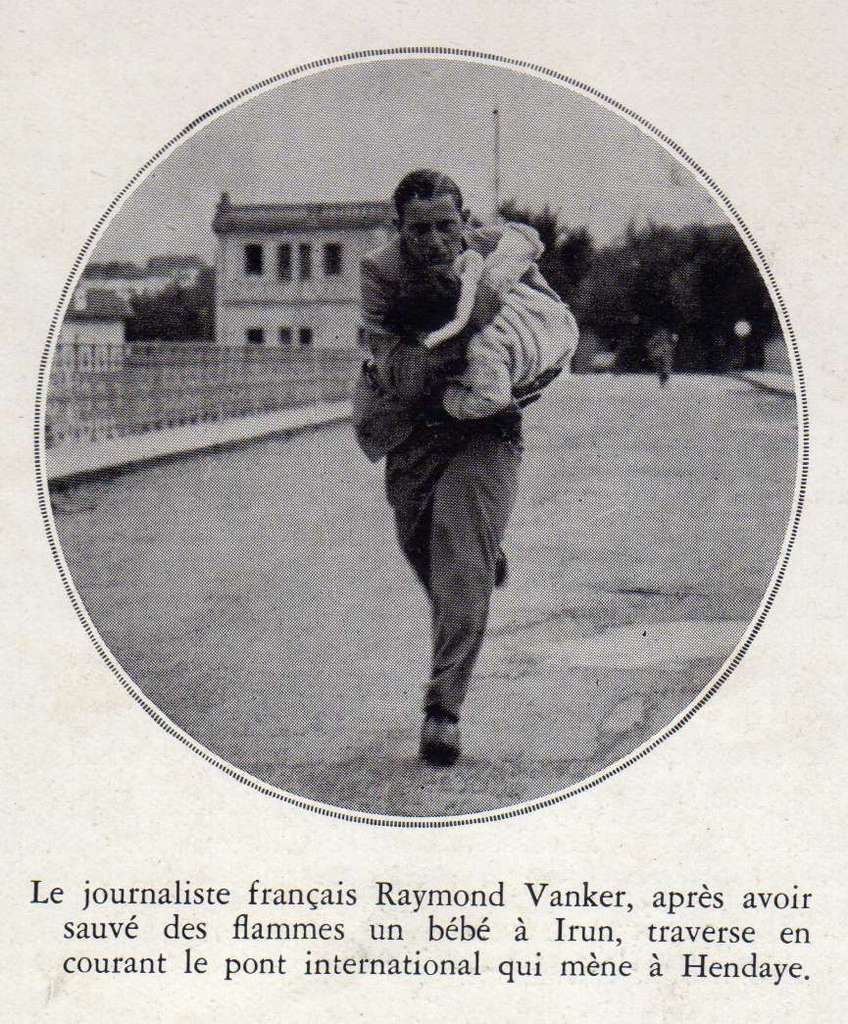El periodista francés Raymond Vanker, después de haber salvado de las llamas a un bebé en Irún, atraviesa corriendo el puente Internacional que conduce a Hendaya.