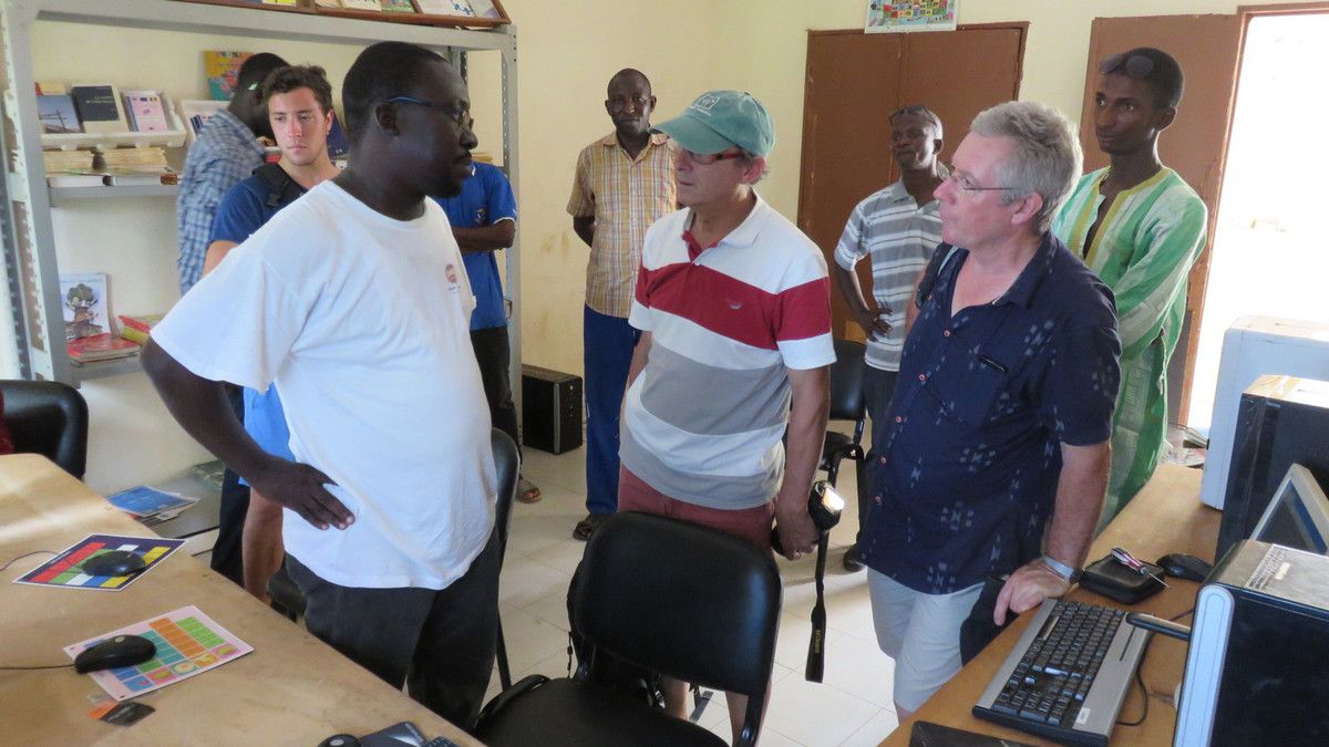 Réunion avec Mamadou, informaticien à Kolda, pour installer le matériel offert par la société Conty et établir les bases d’un modèle économique pour le centre de ressources.
