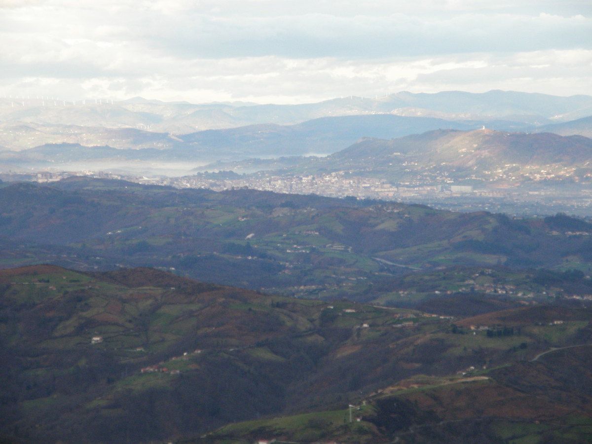 Ciudad de Oviedo al pie del monte Naranco.