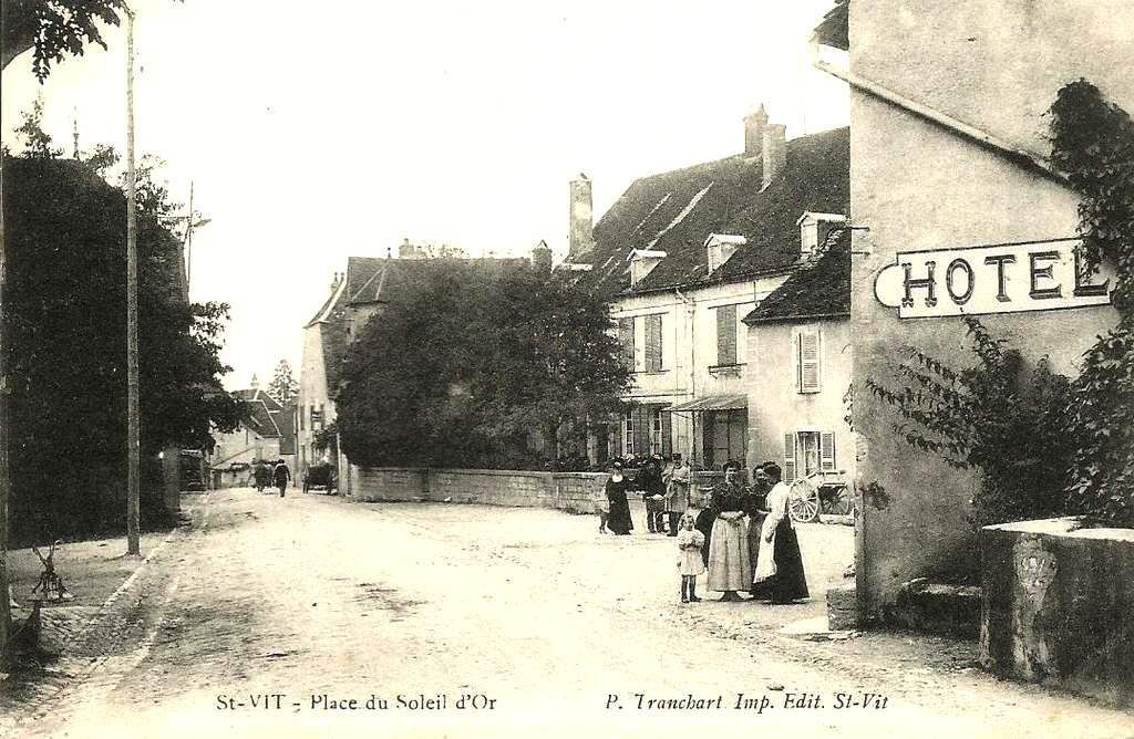 Saint-Vit - Doubs - Place du Soleil d'Or - carte postale 1900