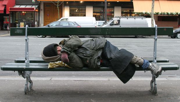 Mendiant dormant sur un banc