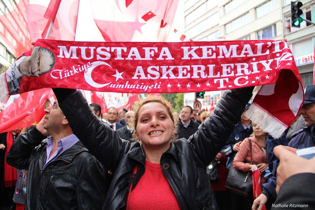 Sur cette banderole brandie durant ce 91ème anniversaire de la République turque "Nous sommes les soldats de Mustafa Kemal" 