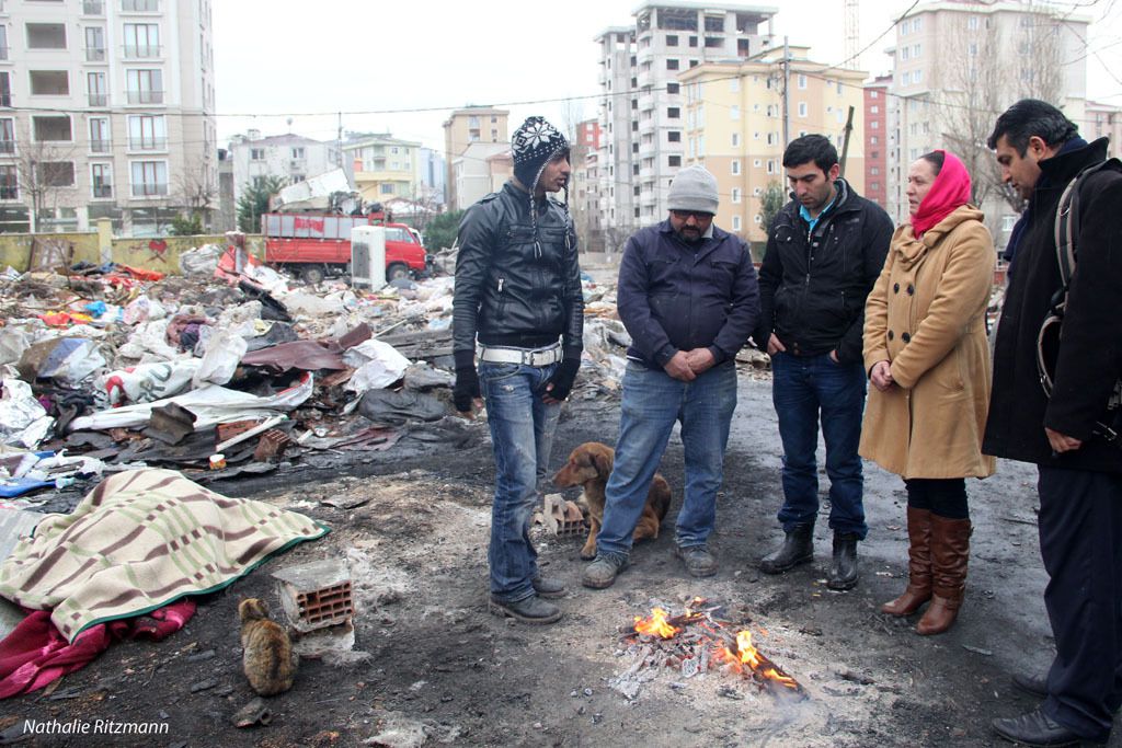 Nebahat Bilgiç, Présidente de l'Association de Protection des Roms de la Rive Asiatique sur les lieux de la tragédie à Ataşehir
