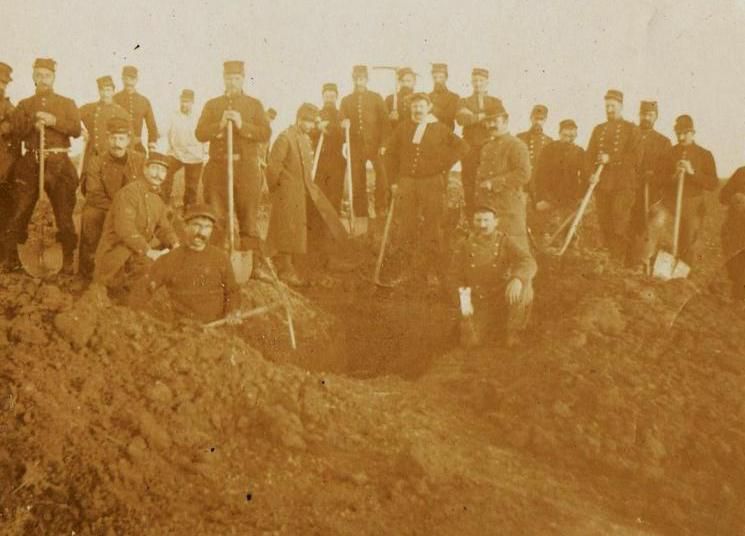 Poilus aux travaux dans des tranchées éboulées - 1915