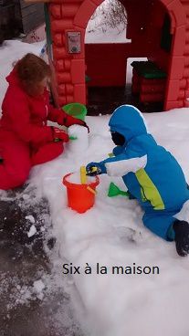 L'enfant et la neige: petits jeux et expériences scientifiques.